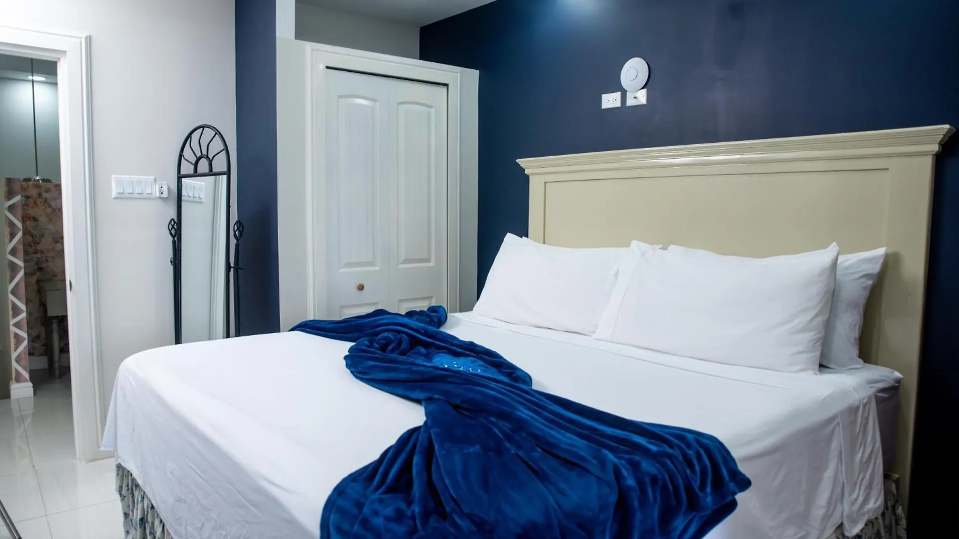 Top Bay Apartments - All 5 Units Montego Bay